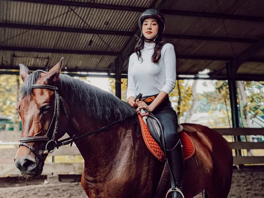Anya Geraldine saat menunggai kuda. (Instagram/@anyageraldine)