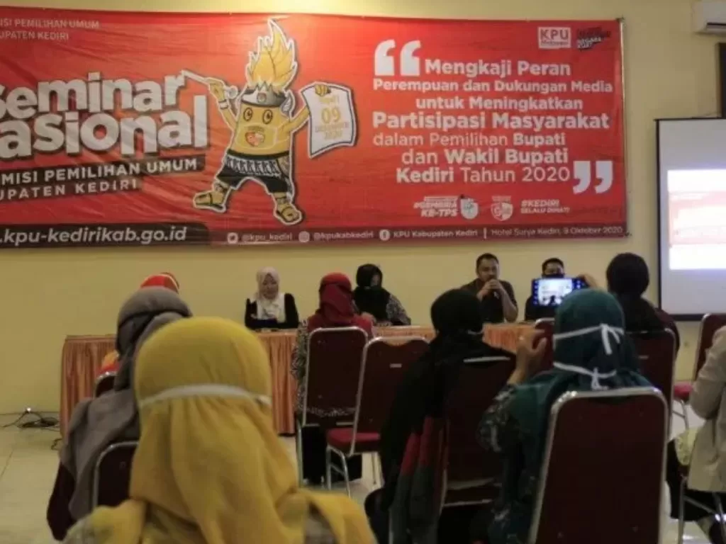  Sejumlah nara sumber dalam seminar tentang peran perempuan dan dukungan media untuk menentukan partisipasi masyarakat yang digelar KPU Kabupaten Kediri di Kediri, Jawa Timur, Jumat (9/10/2020). (Photo/ANTARA Jatim)
