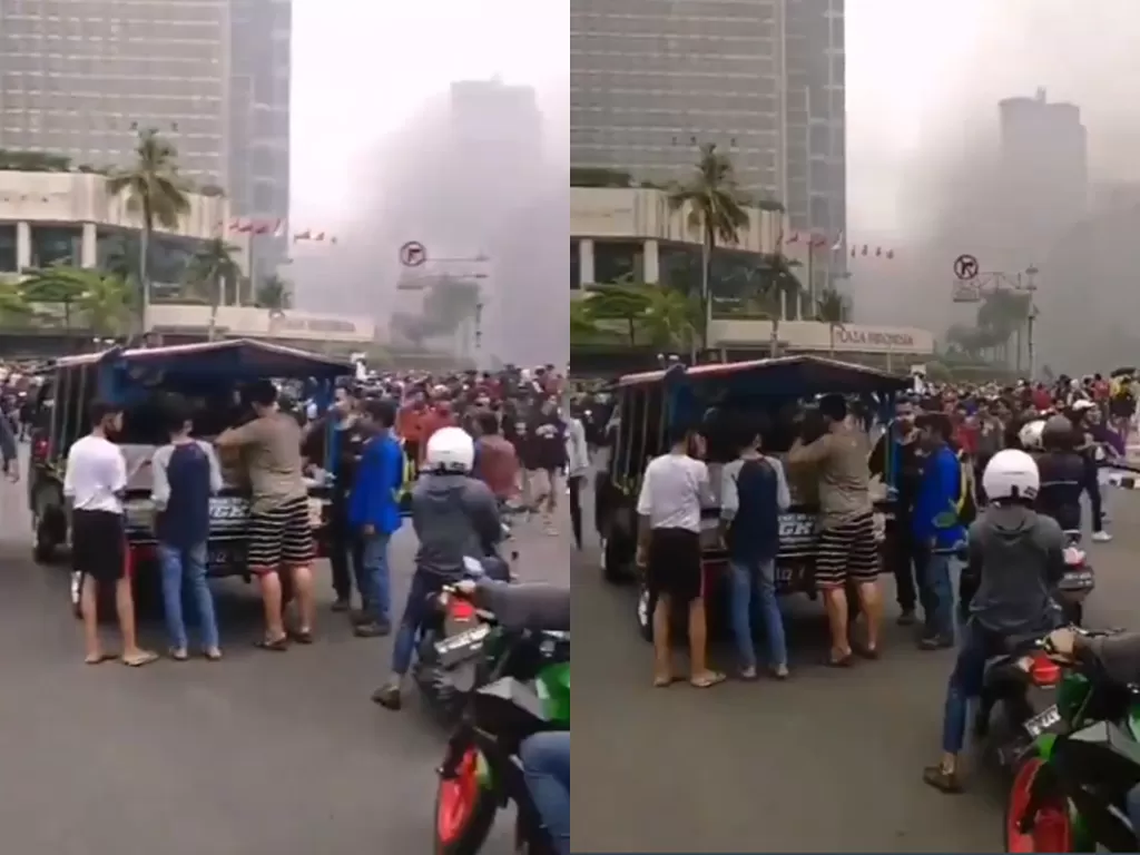 Cuplikan video disaat pendagang tahu bulat yang tetap berjualan dengna santai di tengah aksi demo. (photo/Twitter/@Imam_Wibowo)