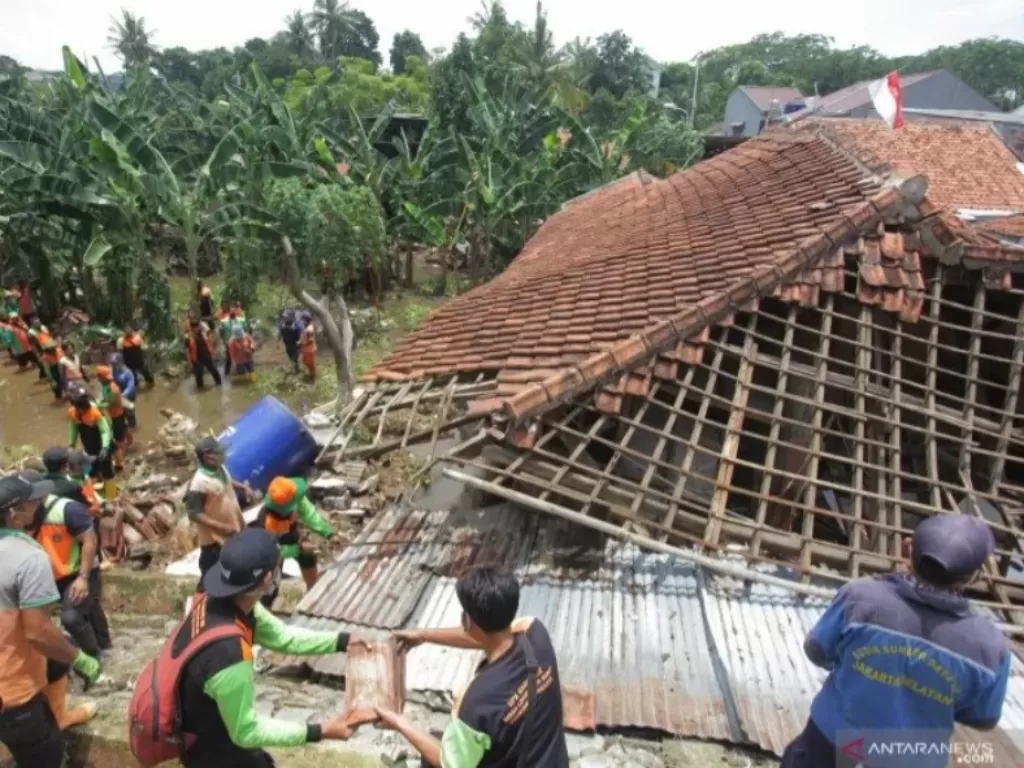 Petugas bersama relawan membenahi rumah warga yang rusak akibat tanah longsor di kawasan Ciganjur, Jakarta, Minggu (11/10/2020). (ANTARA FOTO/Reno Esnir/foc)