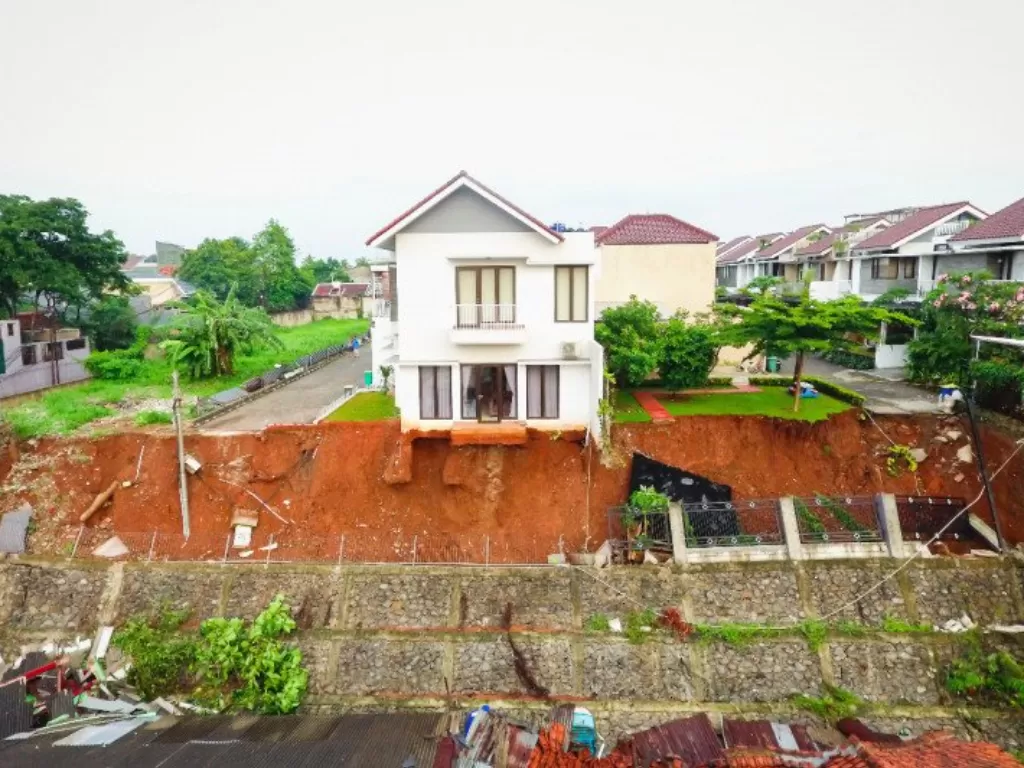 Kondisi tembok pembatas kali di pemukiman yang roboh menutup aliran Kali Anak Setu, Kelurahan Ciganjur, Jagakarsa, Jakarta Selatan, Minggu (11/10/2020) (ANTARA/HO-Damkar Jakarta Selatan)