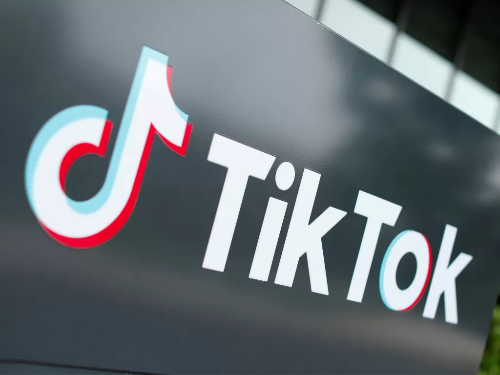 Logo TikTok di kantor pusat Amerika Serikat di California (photo/REUTERS/Mike Blake)