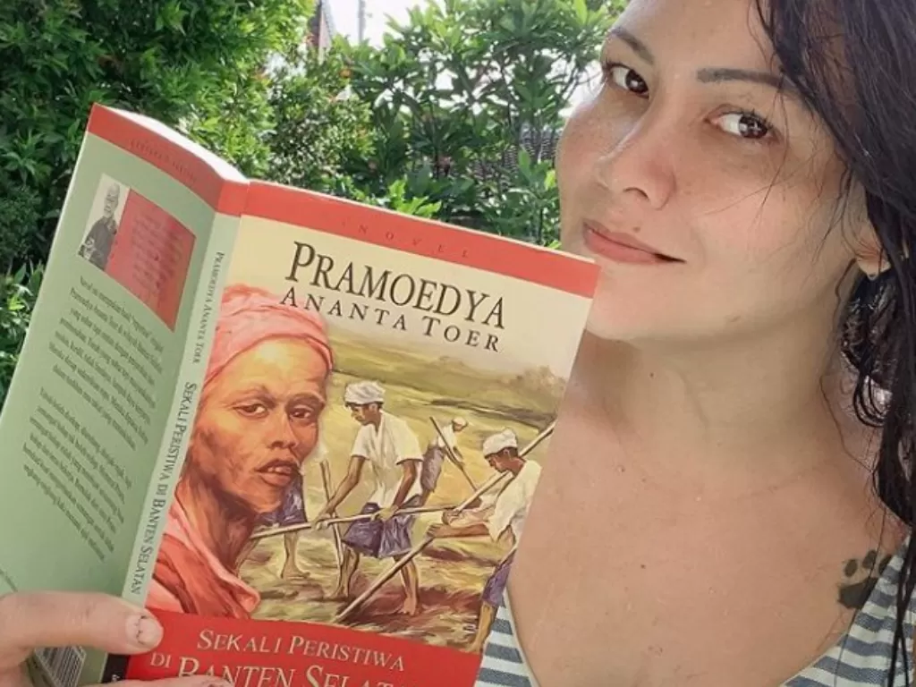 Melanie Subono saat memegang novel karya Pramoedya Ananta Toer. (Instagram @melaniesubono)