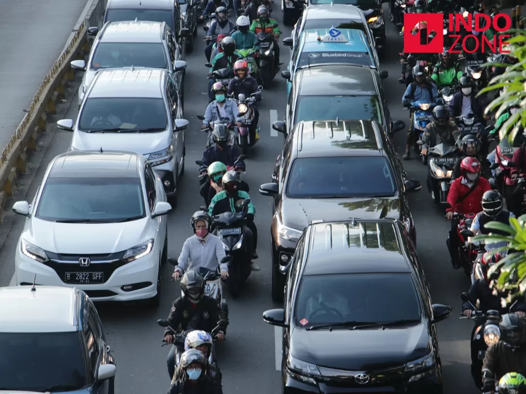 Kendaraan terjebak kemacetan di Jalan Mampang Prapatan, Jakarta, Senin (8/6/2020). (INDOZONE/Febio Hernanto)