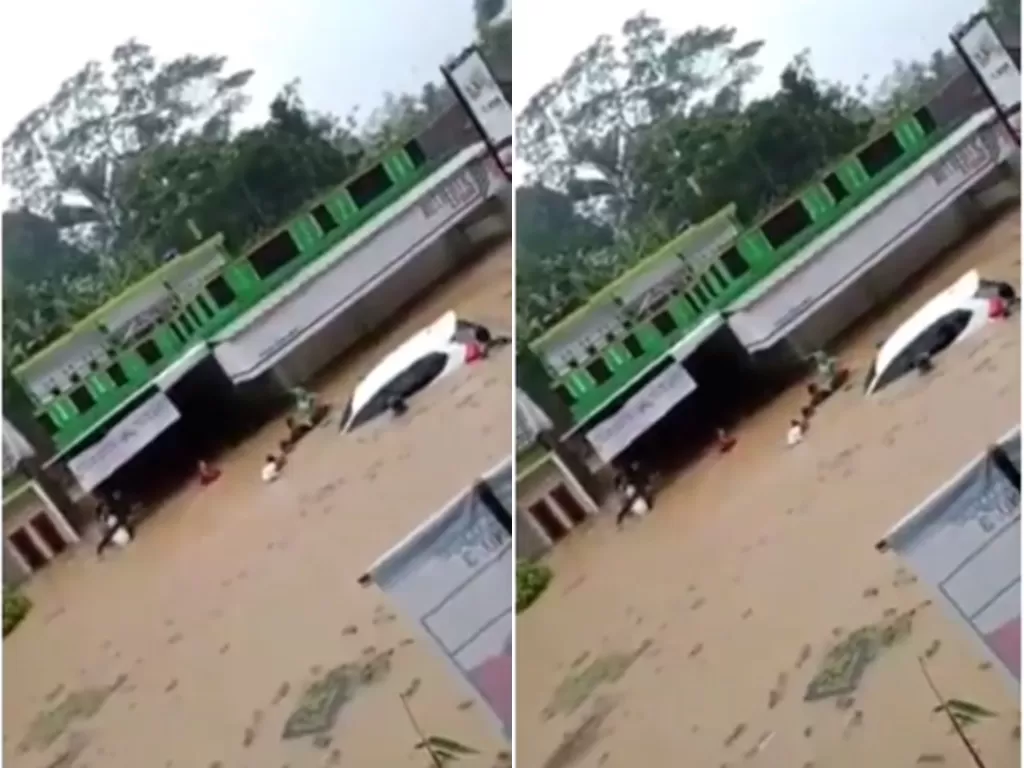Cuplikan video Warga sedang menyelamatkan mobil dan kendaraan lainnya saat banjir dan longsor yang terjadi di 11 kecamatan Kabupaten Tasikmalaya, Senin (12/10). (photo/Instagram/@ndorobeii)