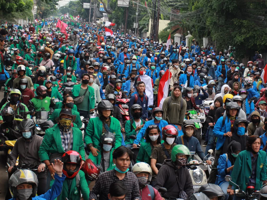 Mahasiswa demo RUU Omnibus Law di Pasar Jumat, Jakarta, Kamis (8/10/2020). (ANTARA FOTO/Muhammad Iqbal).