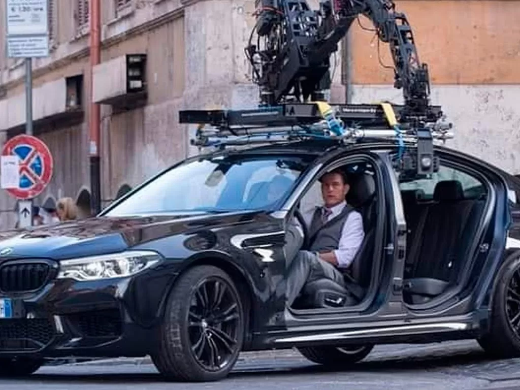 Aktor Tom Cruise saat mengendarai mobil BMW M5 (photo/YouTube/SupercarsNews)
