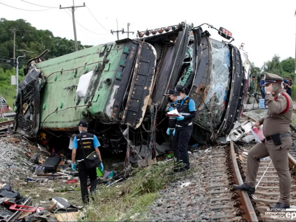 Kondisi bus yang tebalik akibat kecelakaan dengan kereta api di Thailand pada Minggu (11/10/2020). (photo/epa-efe /Rungroj Yongrit)