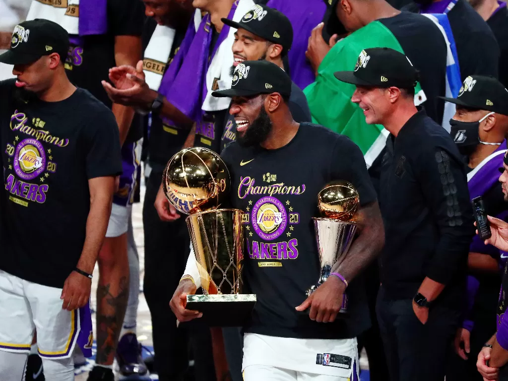 Penyerang Los Angeles Lakers LeBron James (23) tersenyum sambil memegang trofi MVP dan Final setelah pertandingan keenam Final NBA 2020 (REUTERS/Kim Klement)