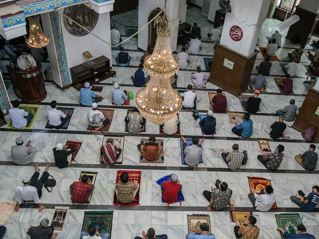Umat Islam mengikuti Shalat Jumat dengan menerapkan jaga jarak di Masjid Cut Meutia, Jakarta, Jumat (11/9/2020). (ANTARA FOTO/Galih Pradipta)