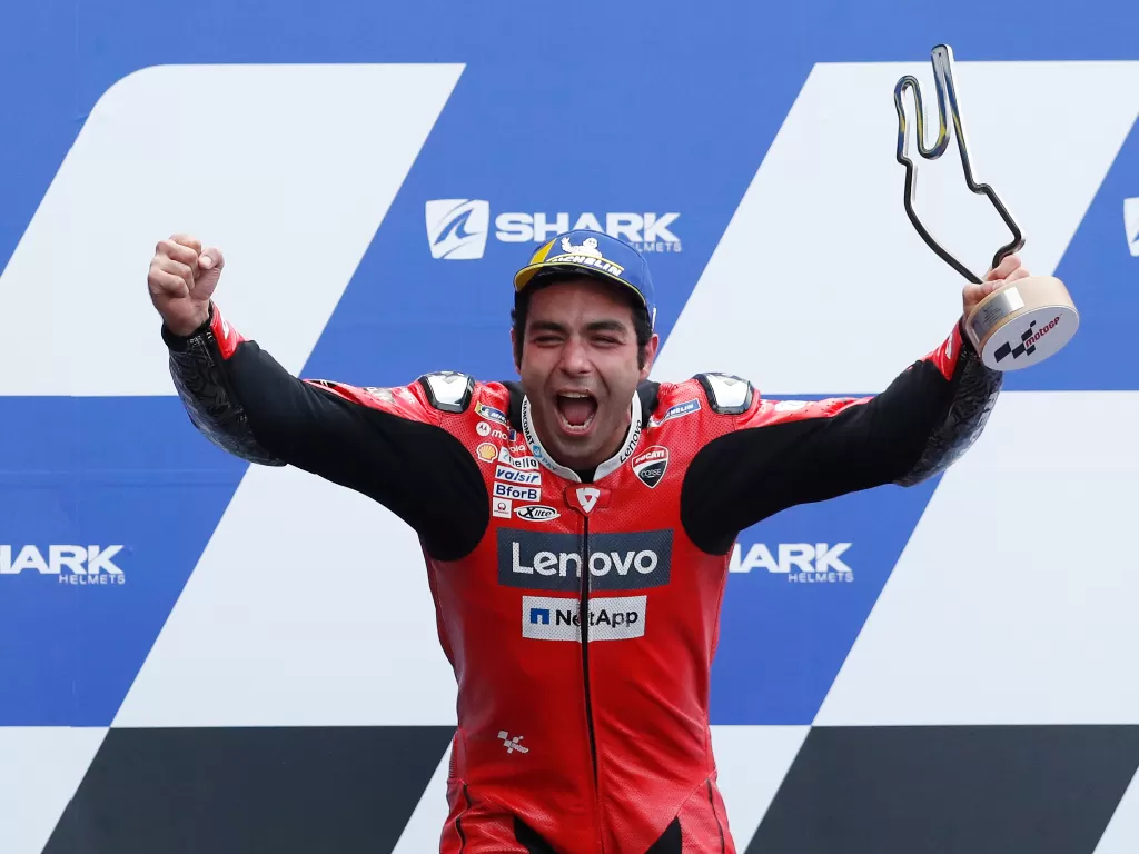 Mission Winnow Pembalap Ducati Corse Danilo Petrucci merayakan kemenangan dengan trofi di podium (REUTERS/Stephane Mahe)