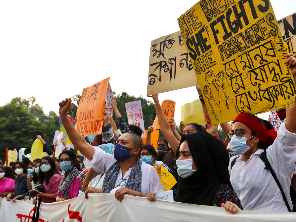 Sebuah kelompok feminis mengambil bagian dalam protes yang sedang berlangsung menuntut keadilan atas dugaan pemerkosaan berkelompok terhadap seorang wanita. (Photo/Reuters/Mohammad Ponir Hossain)