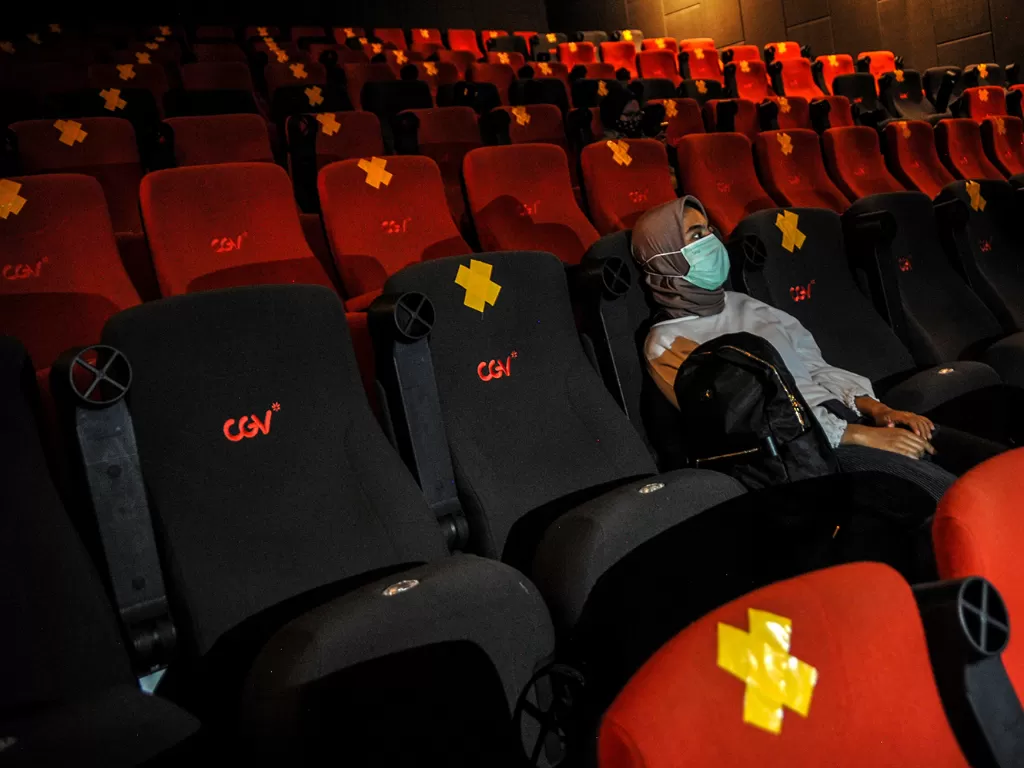 Pengunjung menyaksikan film yang di putar di salah satu bioskop di Kota Bandung, Jawa Barat, Jumat (9/10/2020). (Photo/ANTARA FOTO/Raisan Al Farisi)