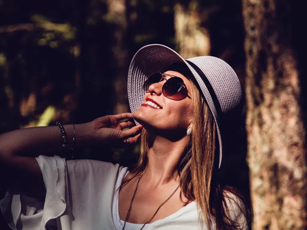 Ilustrasi pakai topi untuk melindungi kulit dari sinar matahari (Pexels/Andre Furtado)