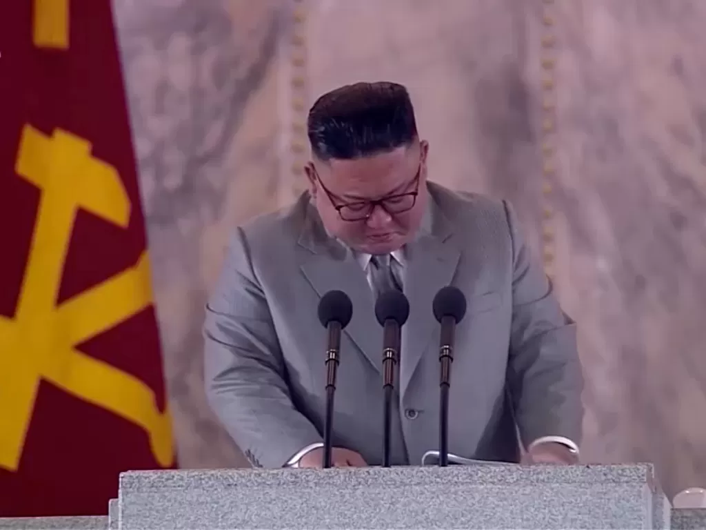 Kim Jong Un menangis dan meminta maaf ke warga Korea Utara (KRT TV/ via REUTERS)