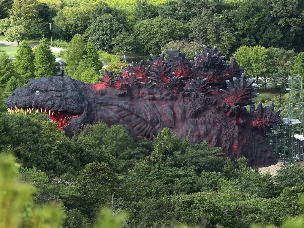 Taman hiburan di Jepang dengan patung Godzilla. (Travel and Leisure)