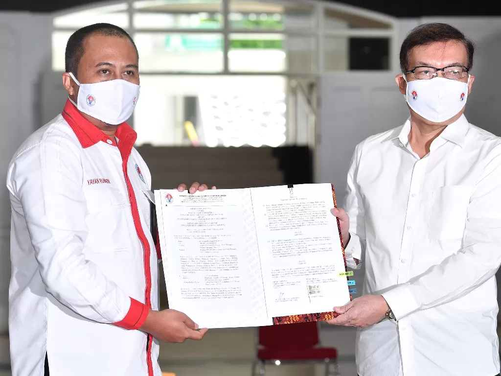 PPK PPON Yayan Rubaeni (kiri) dan Sekjen PB IPSI Erizal Chaniago menunjukkan nota kesepahaman terkait fasilitas Pelatnas (ANTARA FOTO/Sigid Kurniawan)
