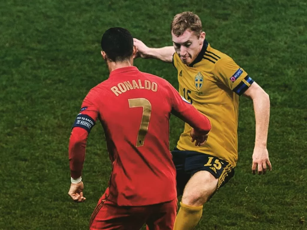 Ronaldo dan Kulusevski saat pertandingan Swedia vs Portugal September lalu. (photo/Instagram/@dejan.k10)