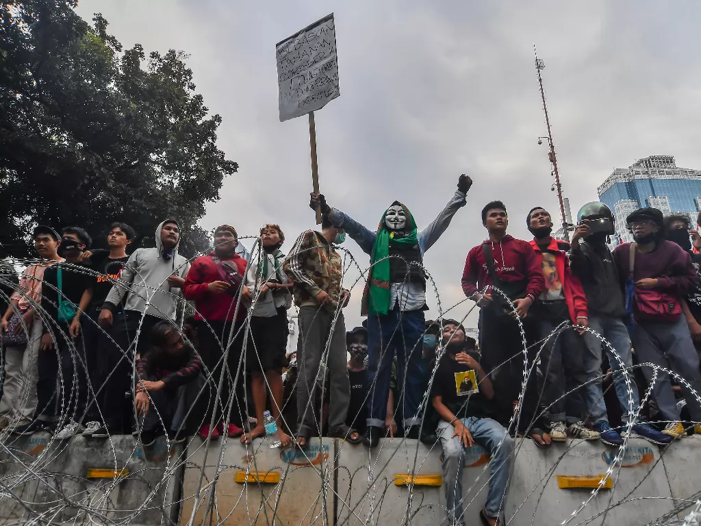 Massa mengikuti aksi tolak UU Cipta Kerja di kawasan Patung Kuda, Jakarta, Selasa (13/10/2020). (ANTARA FOTO/Muhammad Adimaja)