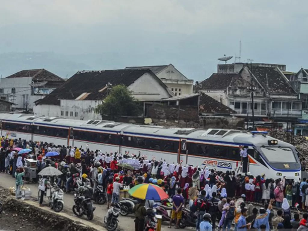 Antusias warga menyambut reaktivasi kereta api di Garut pada Februari lalu. (photo/Antara/Adeng Bustomi)