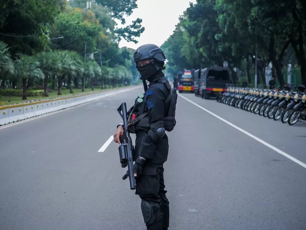 Petugas kepolisian melakukan pengamanan jelang aksi tolak Undang-Undang Cipta Kerja di Jalan Medan Merdeka Barat, Jakarta, Selasa (13/10/2020). (Foto: ANTARA/Rivan Awal Lingga)