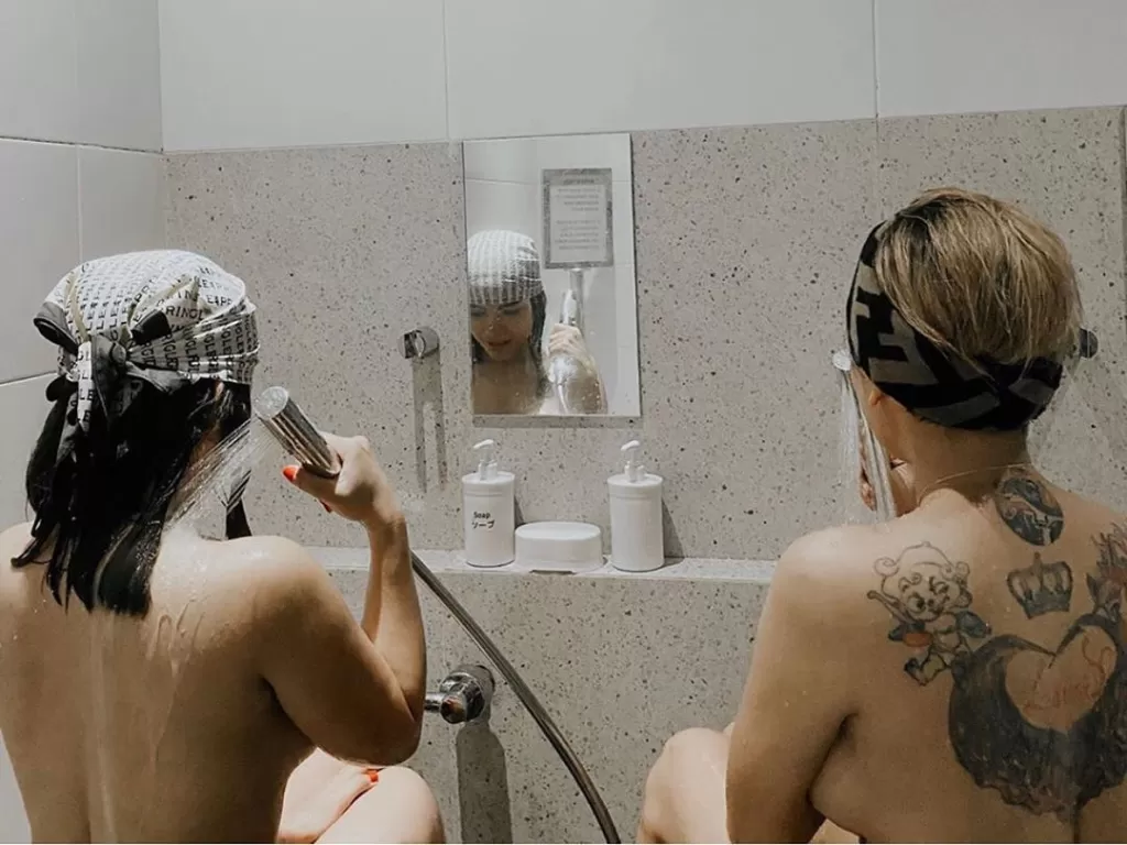 Dinar Candy dan Nikita Mirzani mandi bareng tanpa BH. (Instagram/Nikita Mirzani dan Dinar Candy)
