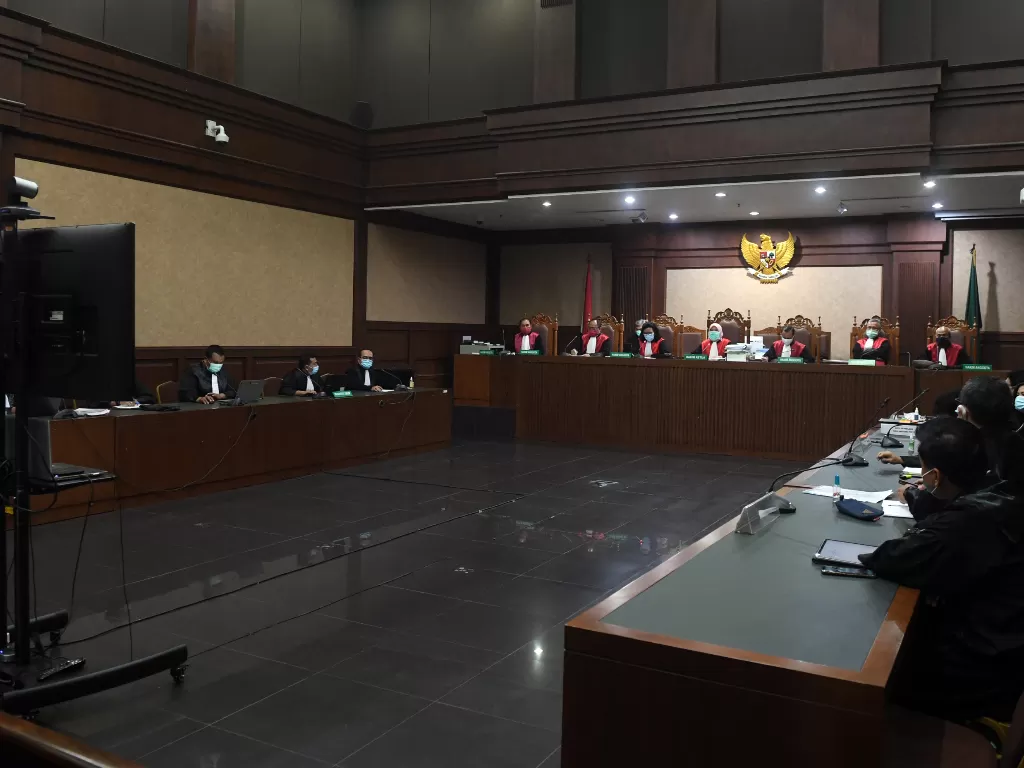 Suasana sidang putusan kasus dugaan korupsi pengelolaan investasi saham dan reksa dana PT Asuransi Jiwasraya (AJS) di Pengadilan Tipikor, Jakarta, Senin (12/10/2020).  (Foto: ANTARA/Puspa Perwitasari)