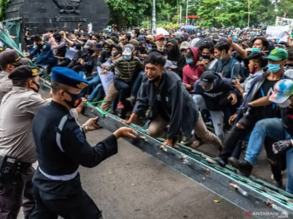 Massa merobohkan pagar kompleks Gedung DPRD Jawa Tengah saat berunjuk rasa menolak RUU Cipta Kerja Omnibus Law, Rabu (7/10/2020). (ANTARA FOTO/Aji Styawan/foc)