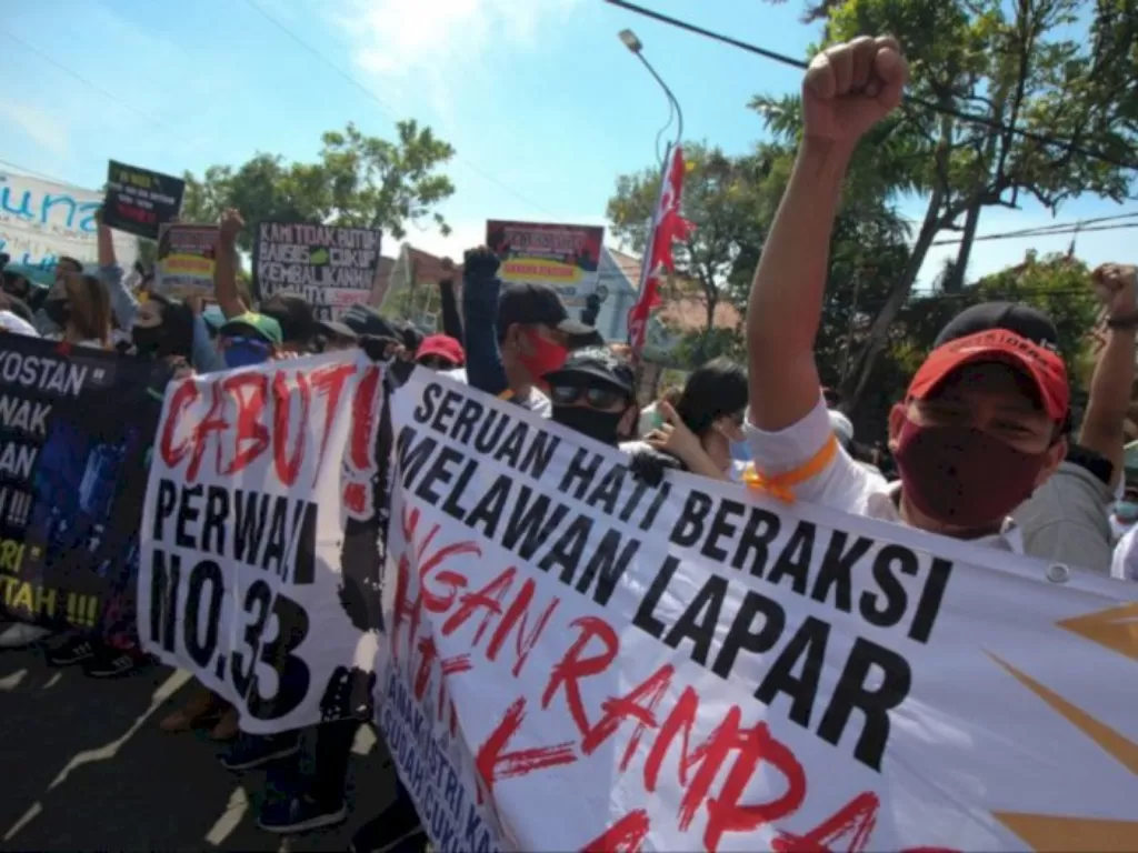Sejumlah pekerja tempat hiburan malam dan pekerja seni hiburan malam berunjuk rasa di Balai Kota Surabaya, Jawa Timur, Senin (3/8/2020). (Photo/ANTARA FOTO/Didik Suhartono)