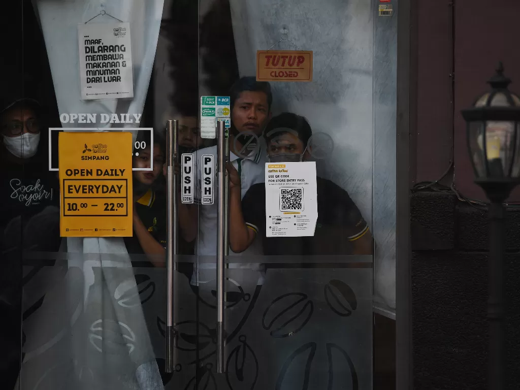 Sebuah cafe tutup saat terjadi demo menolak UU Cipta Kerja di Surabaya. (ANTARA FOTO)