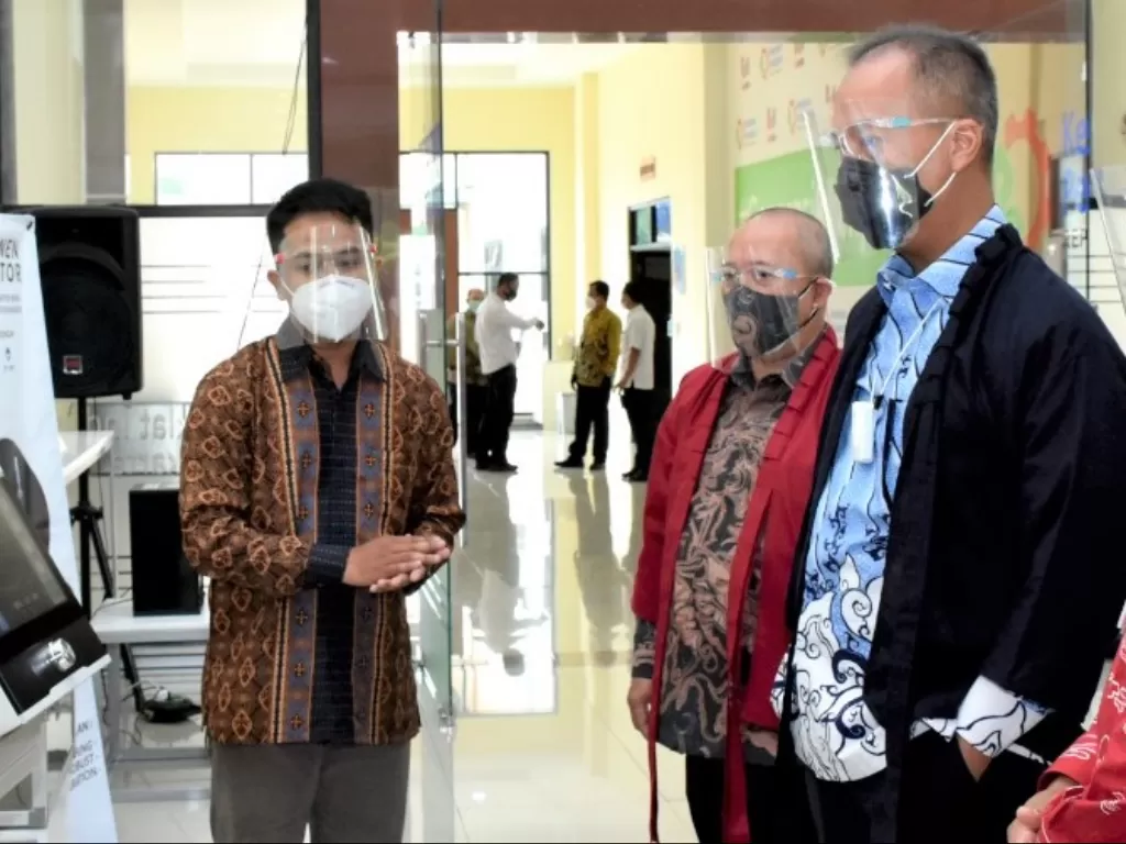   Menteri Perindustrian Agus Gumiwang meninjau laboratorium di Balai Besar Kimia dan Kemasan (BBKK) Jakarta, Selasa (13/10/2020). (Photo/ANTARA/HO-Kementerian Perindustrian)