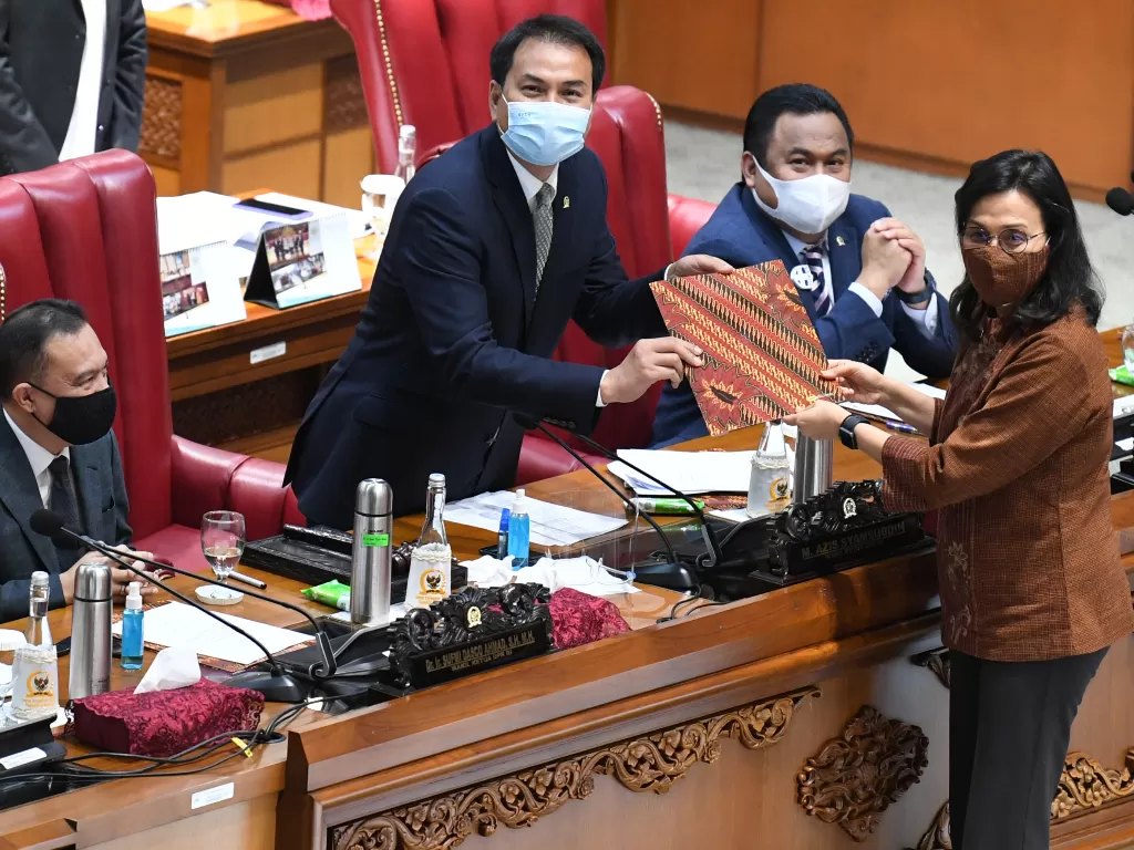 Wakil Ketua DPR Azis Syamsudin (kedua kiri) didampingi Rachmat Gobel (kedua kanan) dan Sufmi Dasco Ahmad (kiri) menerima berkas tanggapan pemerintah dari Menteri Keuangan Sri Mulyani (kanan). (Foto ANTARA/Puspa Perwitasari)