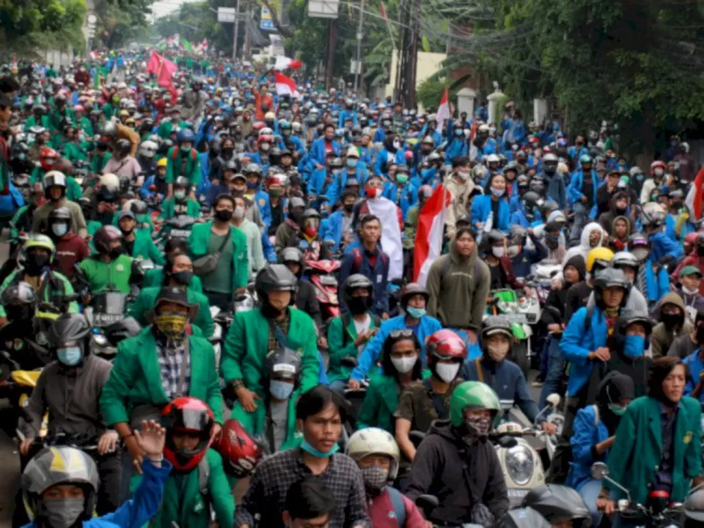 Mahasiswa dari berbagai kampus di Tangerang Selatan melakukan aksi berjalan kaki untuk menolak pengesahan UU Omnibus Law (ANTARA FOTO/Muhammad Iqbal)