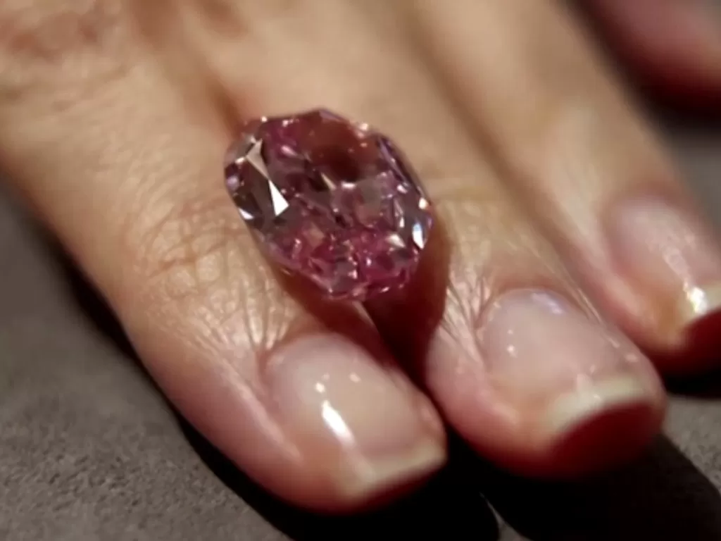 Berlian merah muda keunguan super langka dari Rusia. (REUTERS)