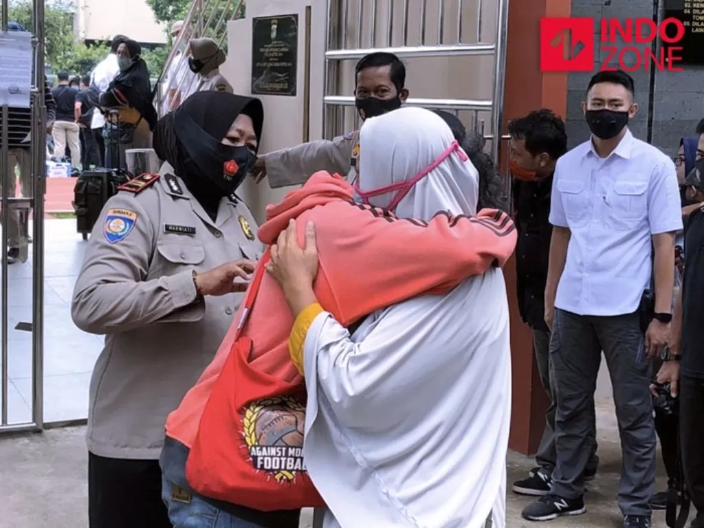 Momen haru orangtua jemput massa pendemo yang diamankan polisi di Polda Metro Jaya, Jakarta, Rabu (14/10/2020). (INDOZONE/Samsudhuha Wildansyah)