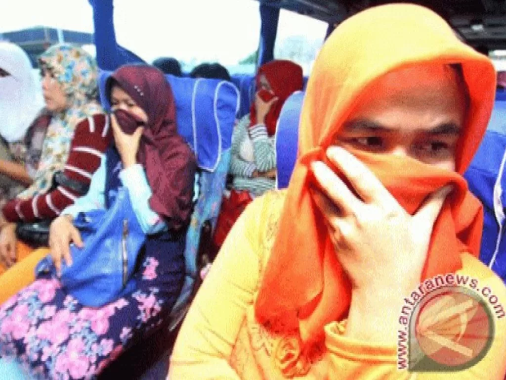 Ilustrasi - Sejumlah perempuan korban perdagangan manusia berada di dalam bus. (ANTARA FOTO/Muhammad Iqbal/Dok).