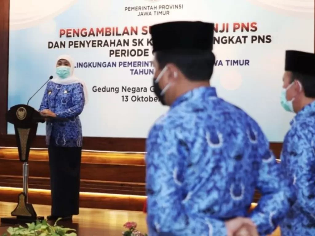 Gubernur Jawa Timur, Khofifah Indar Parawansa saat memimpin sumpah jabatan ASN Provinsi Jawa Timur pada Selasa (13/10/2020). (photo/Humas Pemprov Jatim)