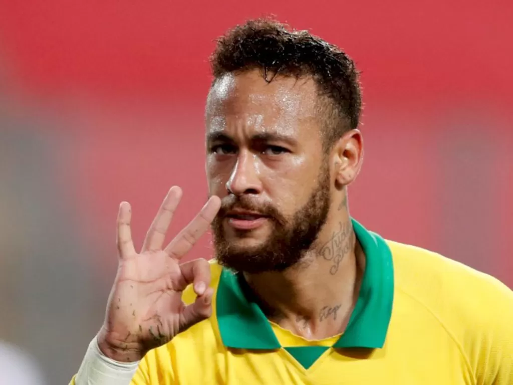Pemain Brazil Neymar merayakan gol keempat mereka untuk melengkapi hat-tricknya (REUTERS/Paolo Aguilar)