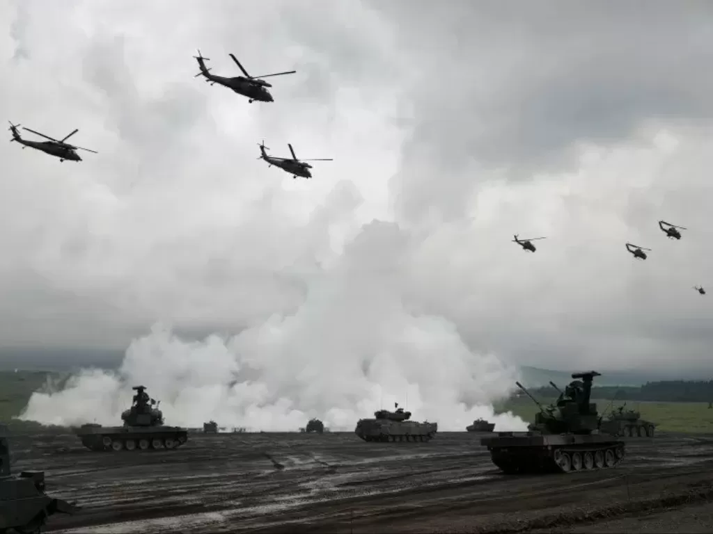 lustrasi--Tank Pasukan Bela Diri Darat Jepang, kendaraan lapis baja dan helikopter berpartisipasi dalam sesi latihan tahunan di dekat Gunung Fuji. (Photo/REUTERS/Issei Kato)