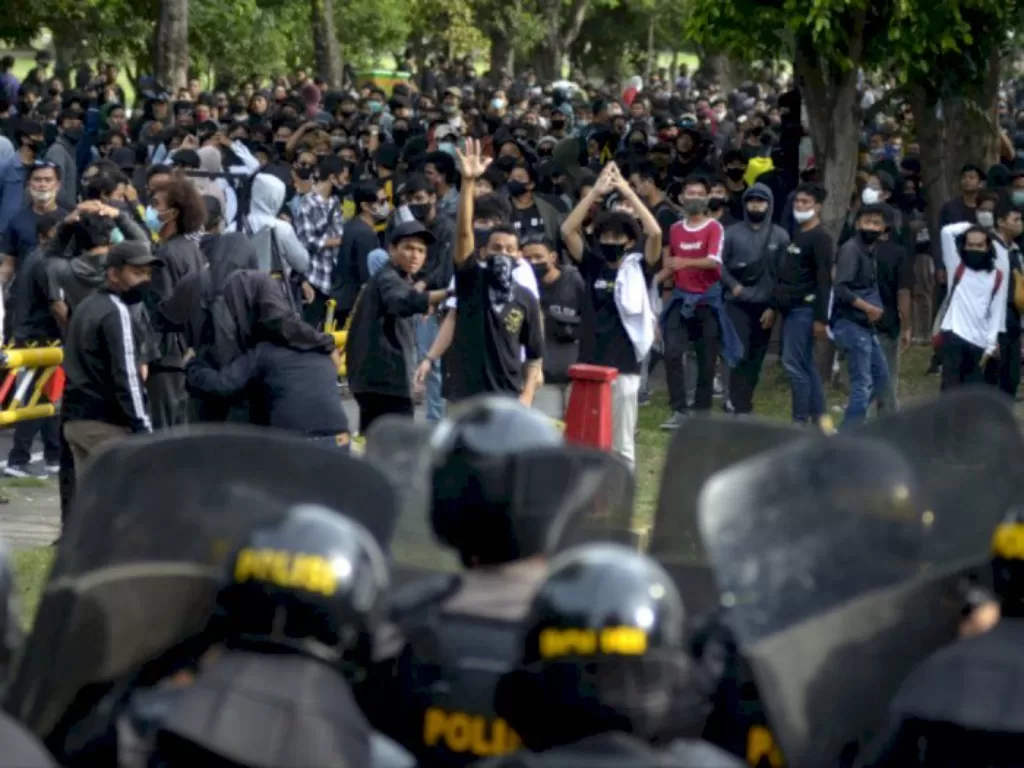 Ilustrasi aksi massa menolak UU Cipta Kerja berhadapan dengan anggota polisi yang berjaga. (ANTARA FOTO/Fikri Yusuf)