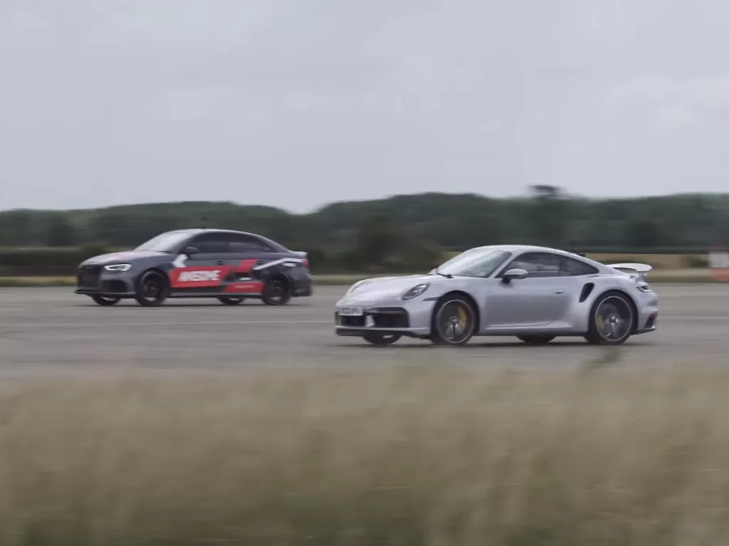Mobil Porsche 911 Turbo S dan Audi RS3 (photo/YouTube/Carwow)
