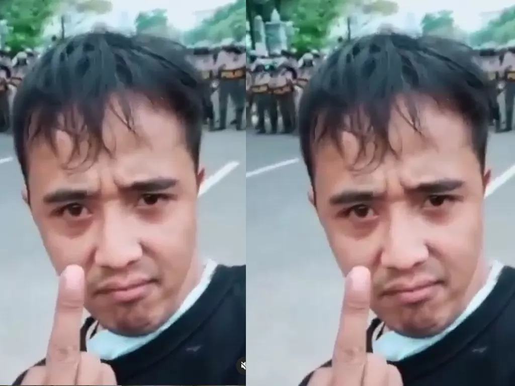 Pemuda Sunda acungkan jari tengah dan memaki polisi. (tangkapan layar @infojawabarat)
