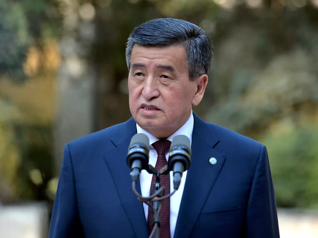 Presiden Kyrgyzstan Sooronbay Jeenbekov berbicara setelah pemungutan suara pada pemilihan parlemen di Bishkek, Kyrgyzstan 4 Oktober 2020. (Photo/Reuters)