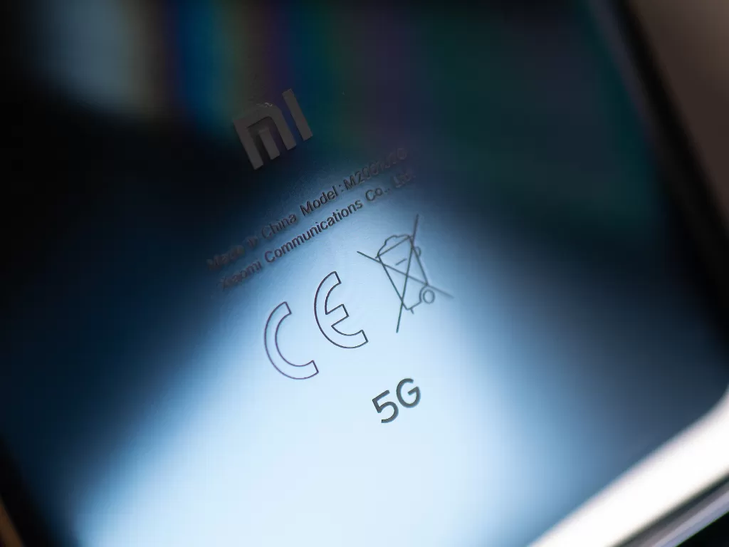 Tampilan belakang dari smartphone Xiaomi dengan dukungan 5G (photo/Unsplash/Shiwa)