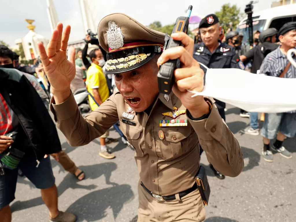 Polisi lari tunggang langgang saat demo di Thailand. (Reuters)