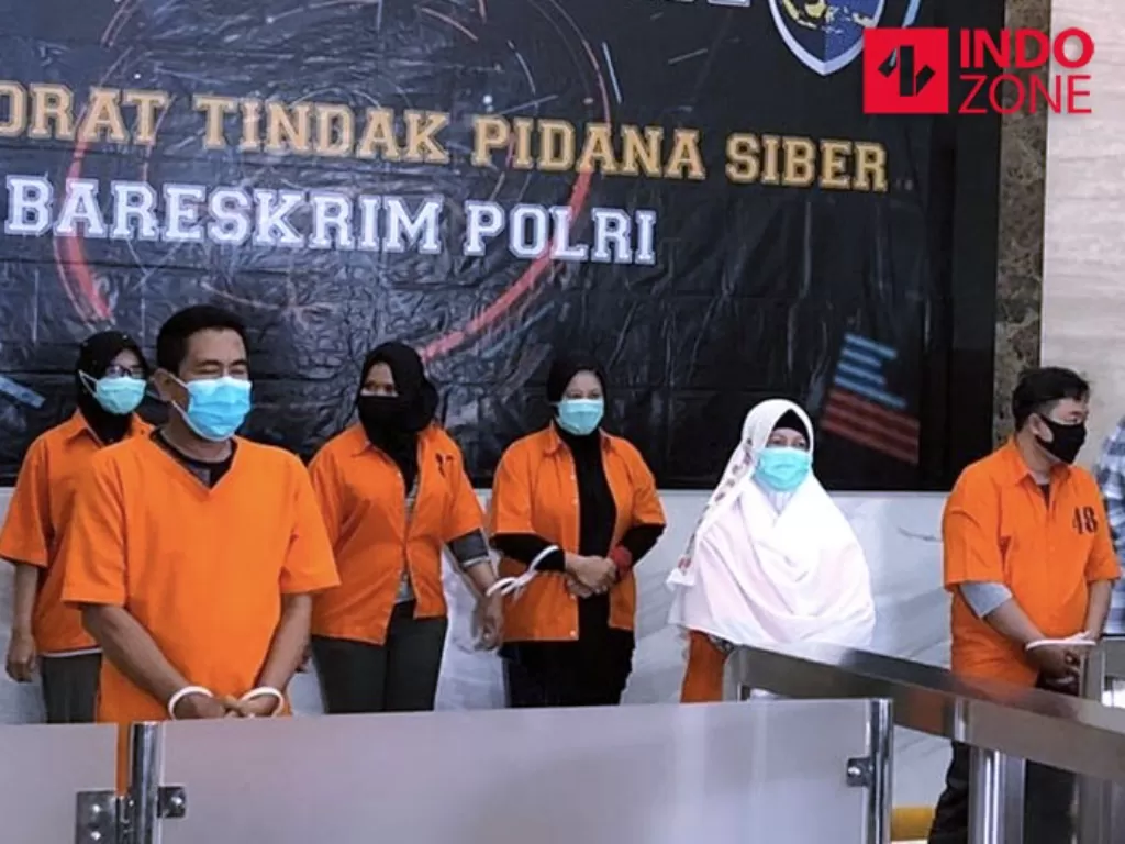 Para tersangka demo ricuh termasuk pentolan KAMI ditampilkan saat Konferensi pers di Gedung Bareskrim Polri, Jakarta. (INDOZONE/Samsudhuh Wildansyah)