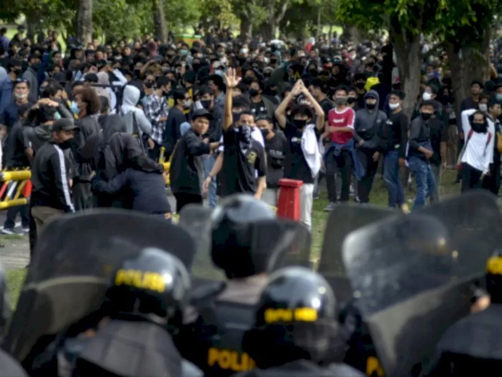 Ilustrasi aksi massa menolak UU Cipta Kerja berhadapan dengan anggota polisi yang berjaga. (ANTARA FOTO/Fikri Yusuf)