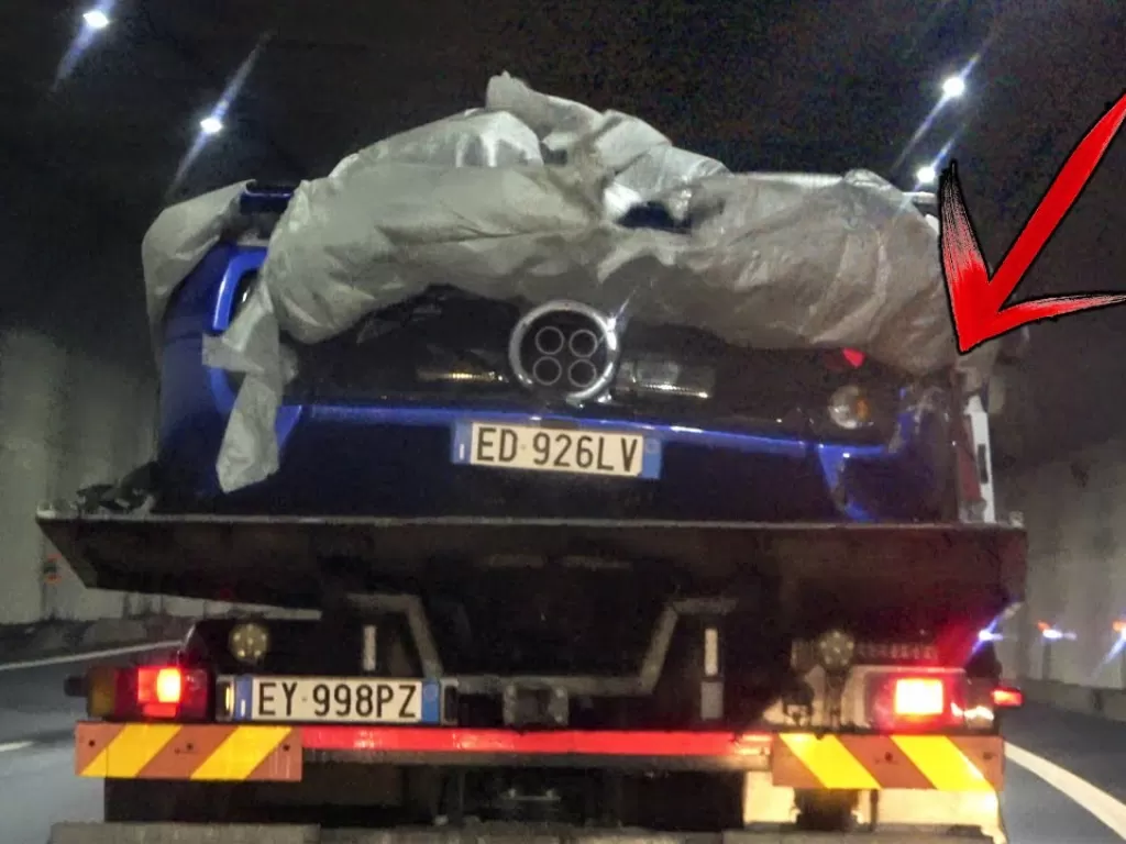 Tampilan belakang mobil Pagani Zonda S saat diangkut (photo/YouTube/Varryx)