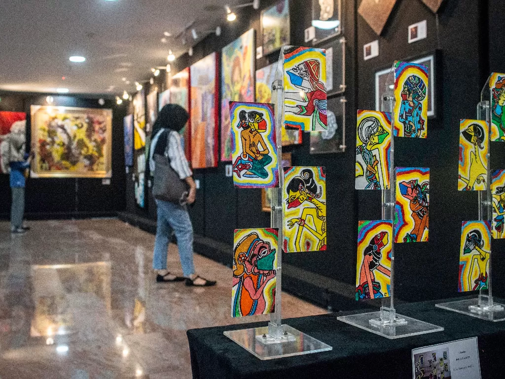 Pengunjung mengamati karya seni yang ditampilkan (ANTARA FOTO/Aprillio Akbar)