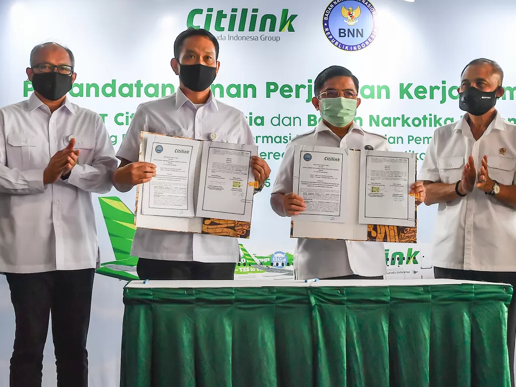 Direktur Utama Citilink Juliandra (kiri) bersama Kepala BNN Heru Winarko (kanan), Direktur Operasi Citilink Erlangga Sakti (kedua kiri) dan Deputi Pencegahan BNN Anjan Pramuka (ketiga kiri) menunjukan dokumen perjanjian kerjasama antara Citilink Indonesia